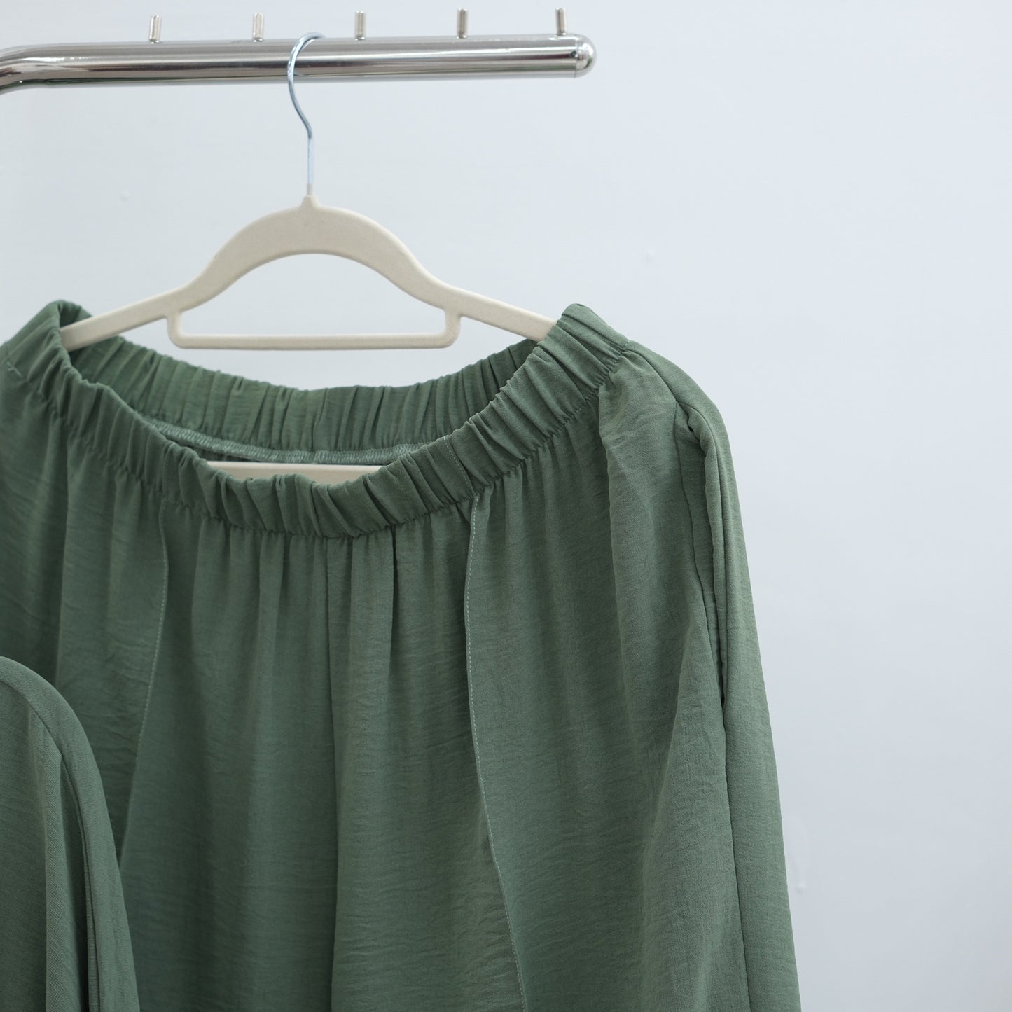 MH92 Modest Two-Piece Set – Ice-Silk Crepe Peplum Tunic & Wide-Leg Pants | Office • Travel • Eid Outfit