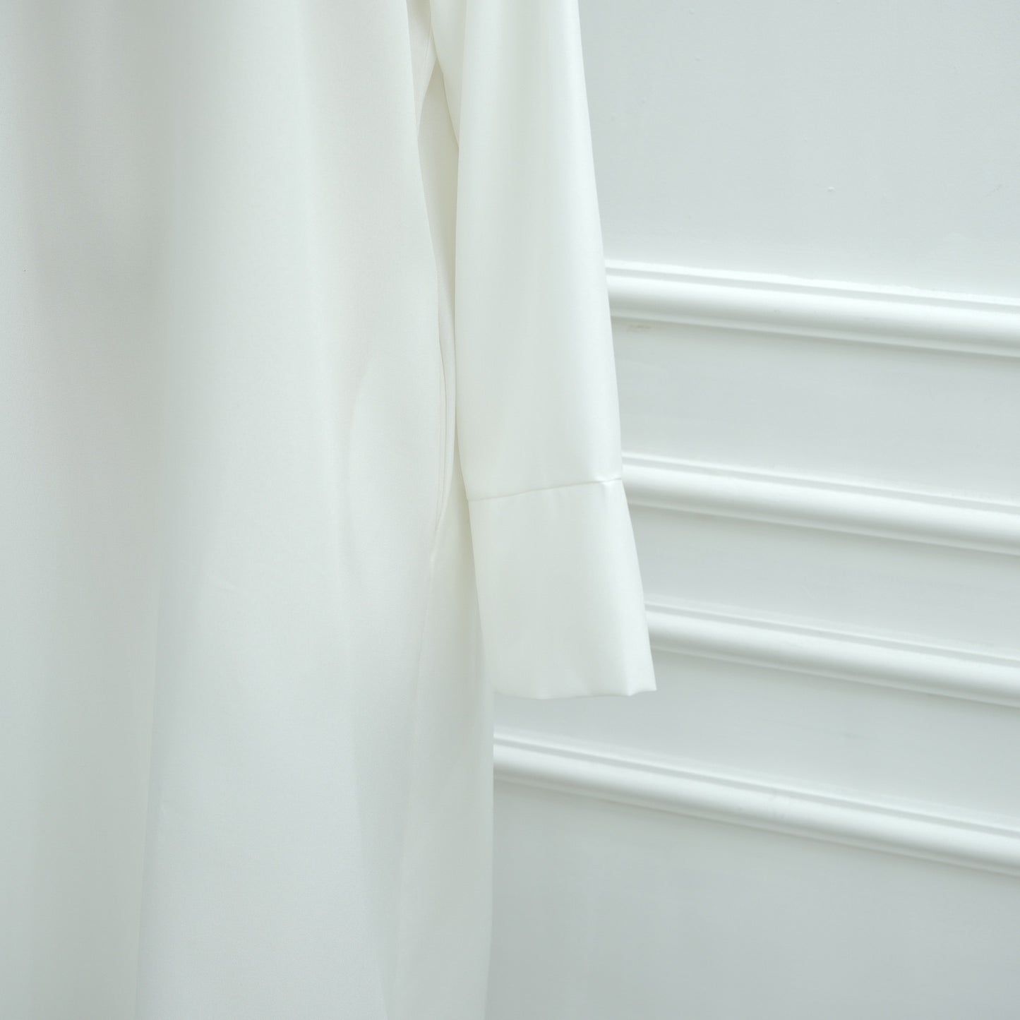 MH93 Plain Abaya Maxi Dress with Pockets – Opaque Wide Cuffs & V-Notch